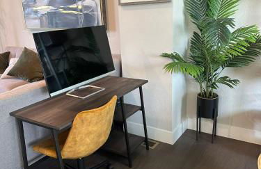 Stylish & Spacious Centrally-Located Home w/Garage - Foto 2