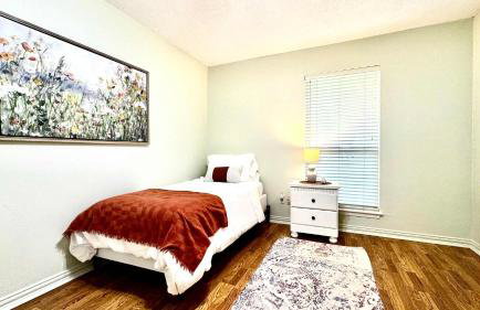 Stylish 4BR Retreat in Cypress - King Bed -Fireplace -Outdoor Patio - TVs in 4 Rooms - Foto 9