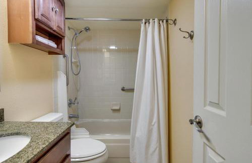 Englewood Apt with Patio in Denver Tech Center - Foto 17