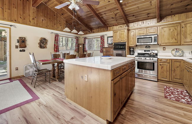 Catalina Retreat -Cozy mountain home in a tree filled neighborhood, plenty of games and a hot tub! - Foto 23