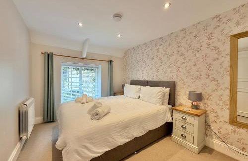 Sheplegh Court Charming Cottage and Pools within Stunning Grounds - Photo 4