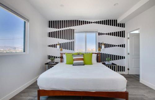 Luxury Townhome with Gated Parking and Private Balcony - Photo 12