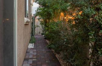 Gated townhouse with 2 suites, heated pool, hot tub - Photo 33