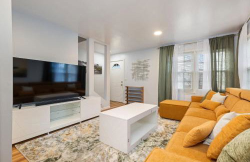 Downtown Naperville Retreat with King bed Near Riverwalk Dedicated Workspace Free Garage Parking Patio - Foto 17