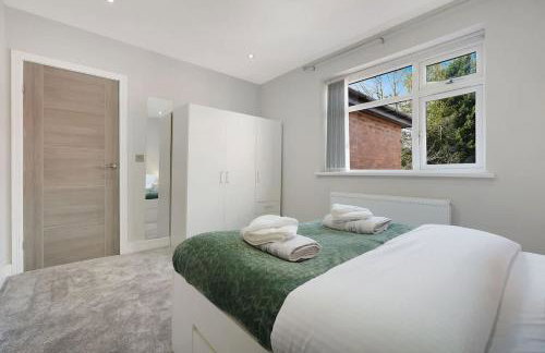 Stylish Home With Free Parking And Easy City Access - Photo 37