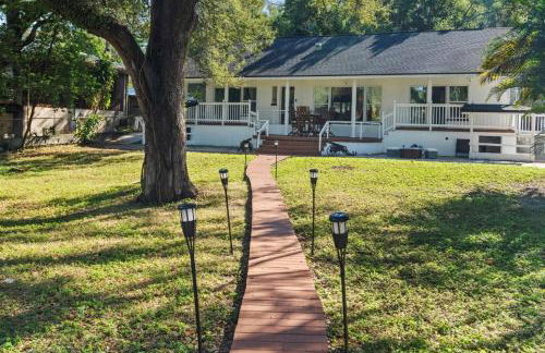 Hideout on the Hillsborough is a Gorgeous Renovated 3BR Pet Friendly Home on the Hillsborough River located in the North End of Seminole Heights - Foto 48