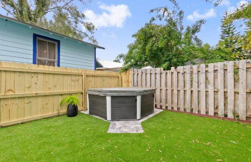 Coco's Cozy Cabana - Hot Tub Walk to Downtown - Foto 5