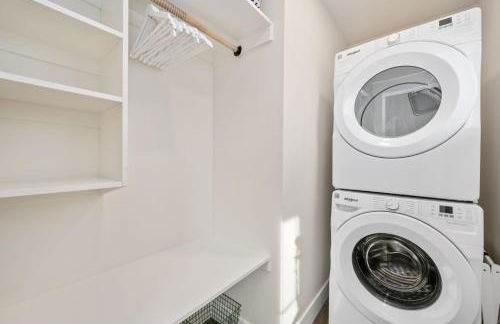 City Park Bungalow Pet Friendly with Dog Run - Photo 15