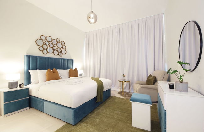 Luxury StayCation - Spacious Apartment Amidst Lush Green Parks - Photo 6