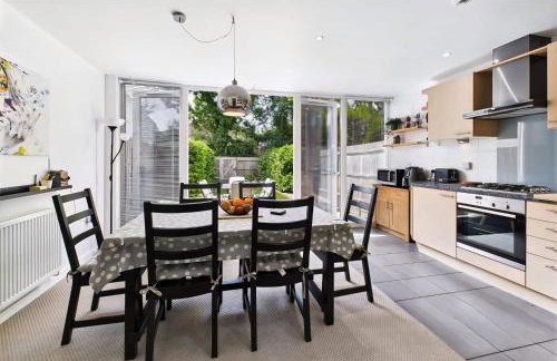 2 Ensuite beds house, sleep 4 With free parking, Self Check-in, and Close link to London, Zone 6 - Photo 4