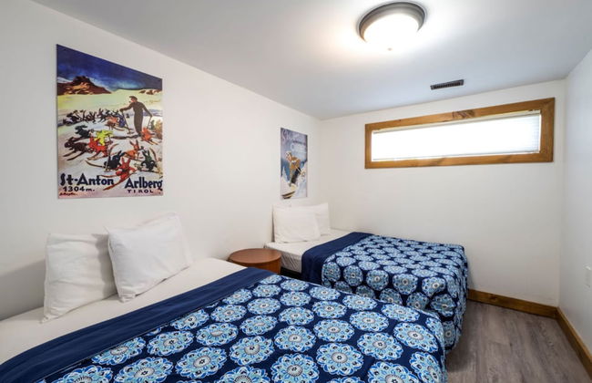 Spacious 8 bdrm Blue Mountain Cottage, Perfect for Large Groups, Private Beach, BBQ, Hot Tub, Sauna - Foto 6