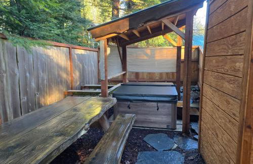 Knotty Shack- Unique Tiny Log Cabin with Hot Tub - Foto 13