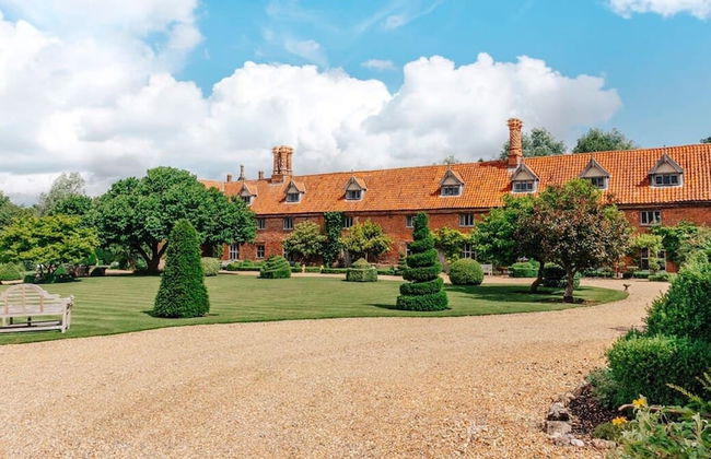 Lavish Tudor Estate Gardens - Sleeps 25 - Foto 5