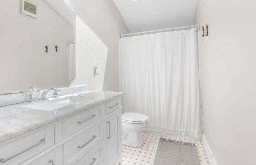 Cottage Oasis by Lake with Kayaks Fire Pit and a Huge Yard - Foto 18