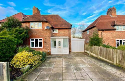 Spacious 3BR Home with Garden and Parking - Photo 1