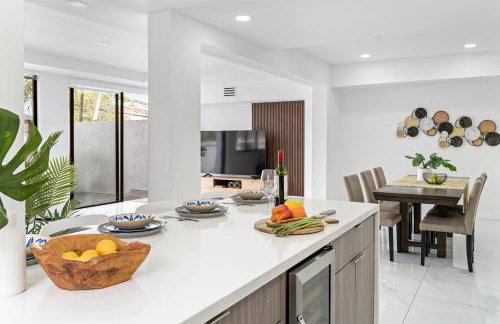 April Sale! 4 BR - Private Pool, Grill, Soaking Tub, Near Coral Gables & MIA Airport - Photo 43