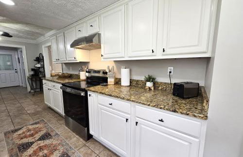 Cozy 5BR Family Retreat Firepit Games Patio - Foto 3