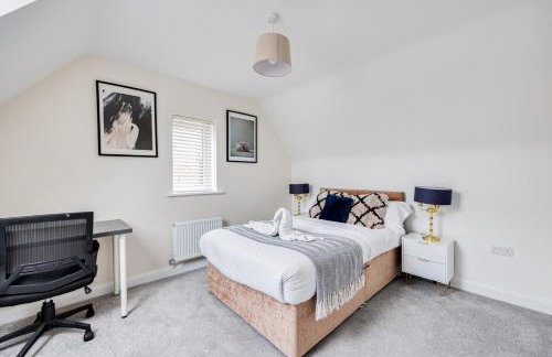 Detached House in Brooklands - Prime Location - Driveway Parking, Self-Check-In, Fast WiFi and Smart TV by Yoko Property - Foto 8