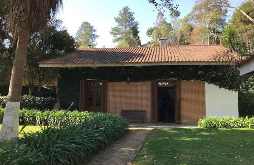 Lindo e aconchegante chalé com piscina, lareira e churrasqueira - Foto 9