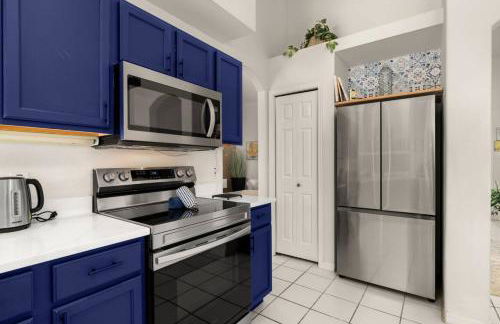 Modern Retreat Pool and Game Room - Foto 21