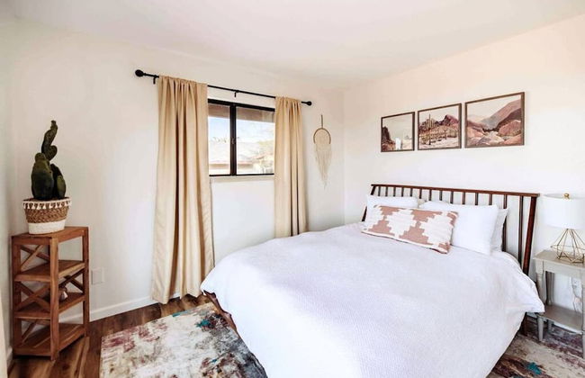 Cozy Rustic Home Minutes to Joshua Tree Nat l Park - Photo 3