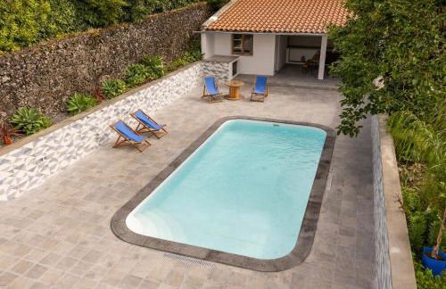 Countryside house with a pool and fireplace - Photo 14