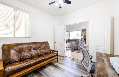 Remodeled modern beauty backs to open desert with mountain views & home theatre - Foto 13