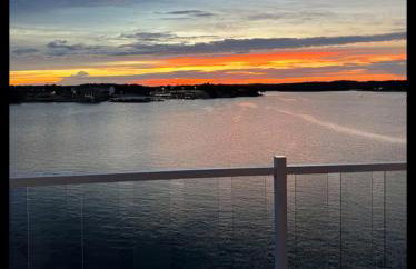 Family-Fun Lakeside Luxury at Topsider in Osage w/ 2 Pools, Prime Views Pack N' Play & Games - Foto 40