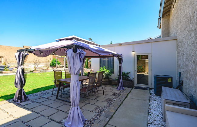 Spacious Family Retreat w Garden Modern Comfort - Photo 21