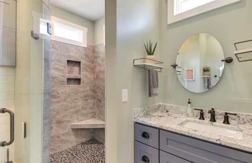 Greenwood Getaway with Furnished Patio and Lake View - Foto 11