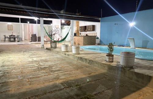 Casa com piscina, 3 quartos, 2 km das praias - Foto 1