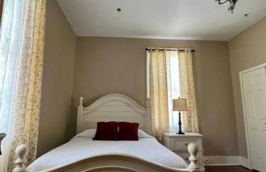 Agatha's Historic Home Free Parking Wi-Fi Deck - Photo 8