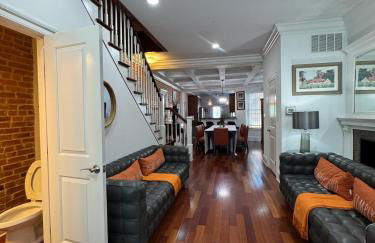 Classy Victorian Brownstone Subway Shopping - Photo 11