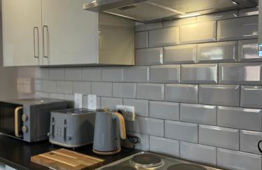 Super-King Bed Studio Apartment in Central Northampton - Photo 11