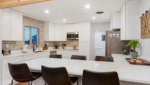 One of a Kind Home with HOT TUB Pool Table and Fire Pit 4 Miles to DT - Foto 2