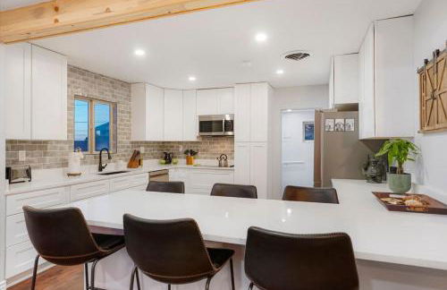 One of a Kind Home with HOT TUB Pool Table and Fire Pit 4 Miles to DT - Foto 2