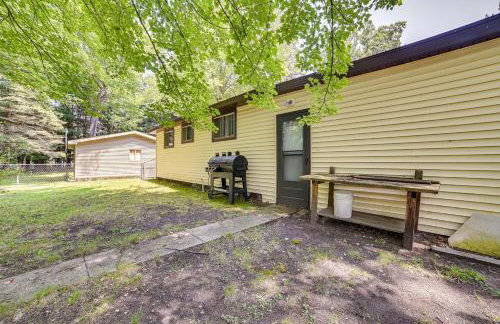 Prudenville Family Home with Game Room and Fire Pit! - Foto 18