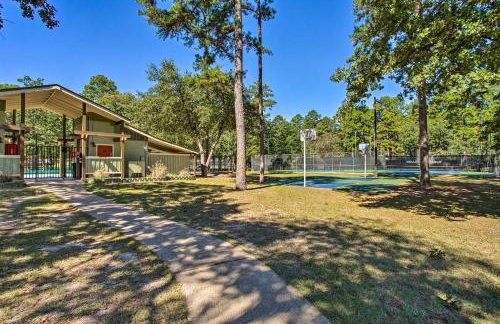 Holly Lake Retreat w/ 2 Community Pools & Yard - Foto 30