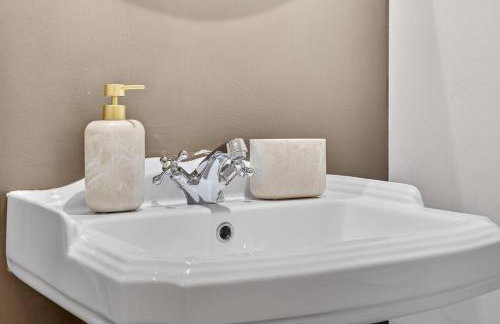 City Centre 2BR Apt with Balcony Access and Free Parking - Foto 38