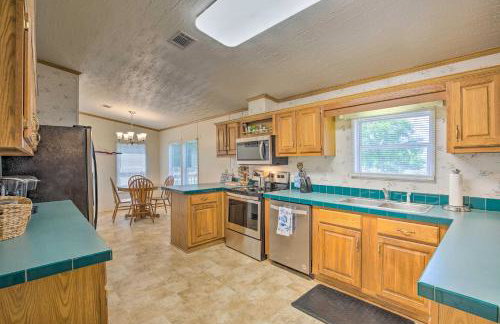 Cedar Creek Lake Access Retreat with Deck - Foto 7