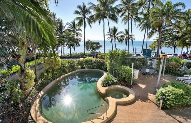 Beachfront Bliss 3-bedroom Apartment with Sea View 4 - Foto 1