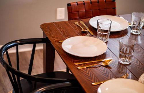 Hot Tub N64 Mins to Downtown Sleeps 8 - Foto 25