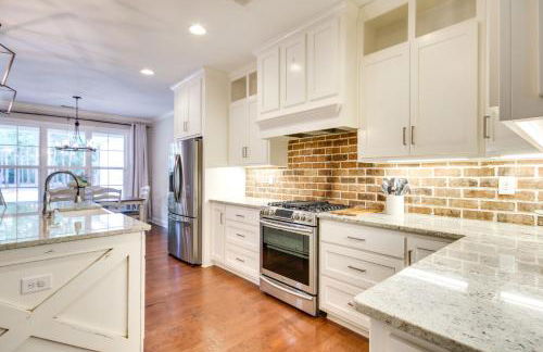 Stylish Hephzibah Home with Fire Pit and Theater Room! - Foto 7