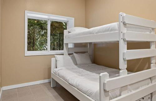 Alpine Retreat at Snoqualmie Pass- 5-Min to Slopes, Private Creek, BBQ, Fireplace, Smart TVs, Kids Games, Hi-Speed Wi-Fi - Foto 42