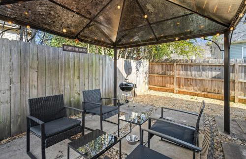 2BR Home with Fenced Backyard, Minutes to Uptown - Foto 31