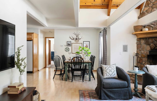 Hartwood by Avantstay Cozy Big Bear Abode w/ Spacious Deck & Stone Fireplace - Foto 8