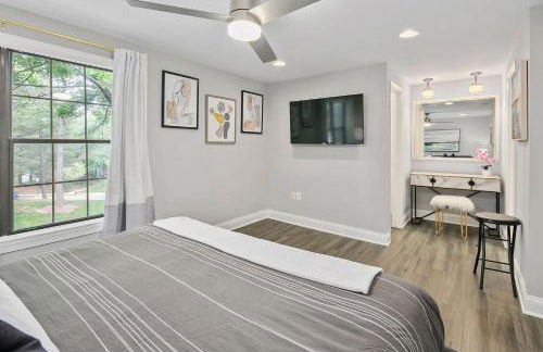 NEW! Large 3-story townhome Private, Self checkin, Pet Friendly! - Foto 32