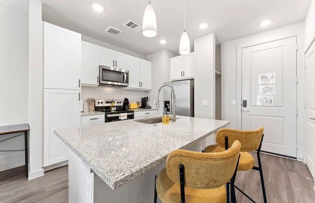 Prime Soco Quaint 1BR King Suite w Pool Parking - Photo 29