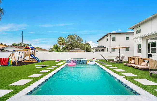 Luxury Home w Heated Pool, Gym, Playground & More! - Foto 1