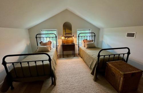 Whispering Pines Retreat, Secluded Cabin with Hot Tub & Pond - Foto 9